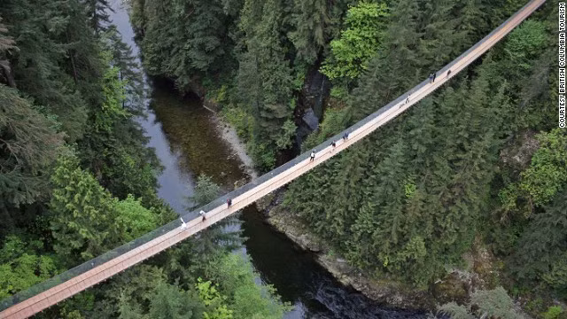 Cầu treo dài 70m bắc qua sông Capilano ở Vancouver, Canada, thu hút hơn 700.000 du khách tới thăm mỗi năm.