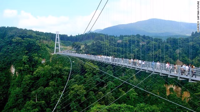 Cây cầu Kokonoe là địa điểm lý tượng để chiêm ngưỡng phong cảnh mùa thu ở Oita, Nhật Bản.