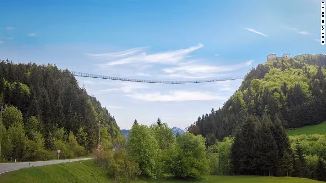 Cầu Highline179 nối giữa lâu đài Ehrenberg và pháo đài Claudia ở Ruette, Áo.