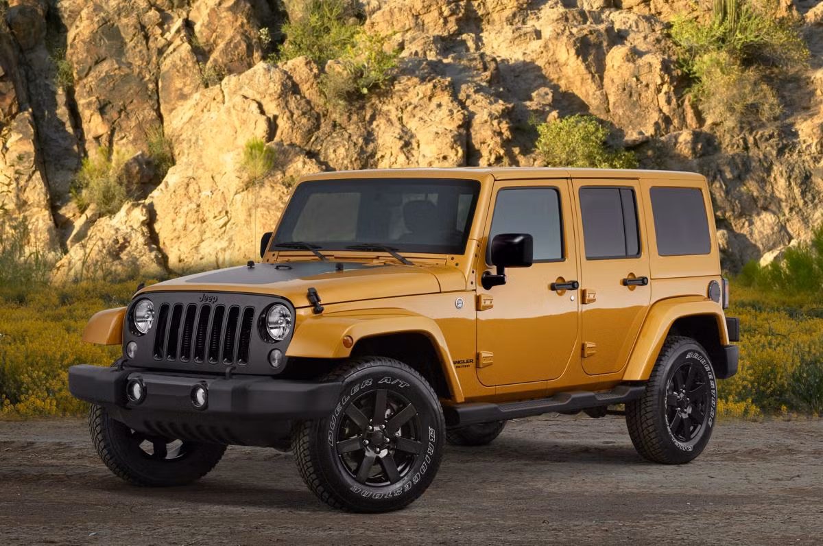 9. Wrangler Unlimited Altitude 2014 (Giá: 35.695 USD): Mẫu xe này sử dụng động cơ V6 dung tích 3,6 lít giúp nó có thể tăng tốc từ 0 tới 100 km/h trong vòng 9 giây. Thiết kế của xe rất sang trọng kết hợp phong cách xe off-road và SUV.