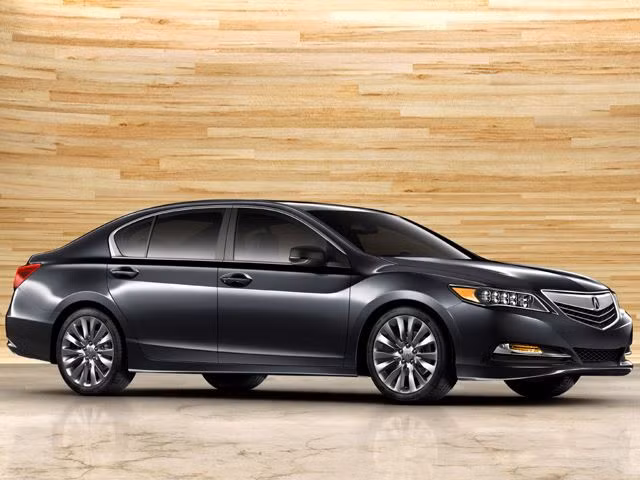 Acura RLX: Mẫu xe này có thiết kế nội thất rất phù hợp với những người thấp nhưng hệ thống lái không được đánh giá cao vì hay giật. Xe được trang bị động cơ V6 công suất 310 mã lực cùng hộp số tự động 6 cấp độ.