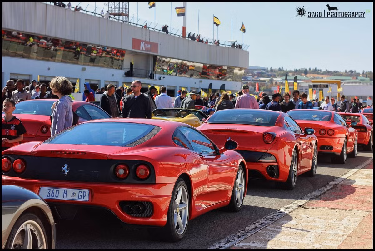 Dàn xe màu đỏ đặc trưng của Ferrari.