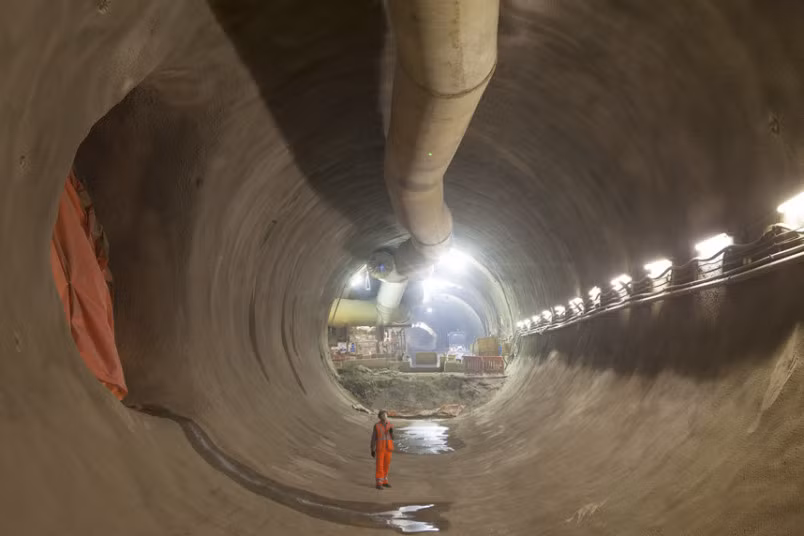 Nhà ga Farringdon mới đang được xây dựng. Khi hoàn thành vào năm 2018, Farringdon sẽ là nhà ga tàu điện ngâm đông đúc nhất tại Anh với khoảng 150.000 hành khác sử dụng điểm trung chuyển này mỗi ngày.
