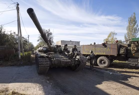Các tay súng ly khai trên xe tăng gần sân bay Donetsk.