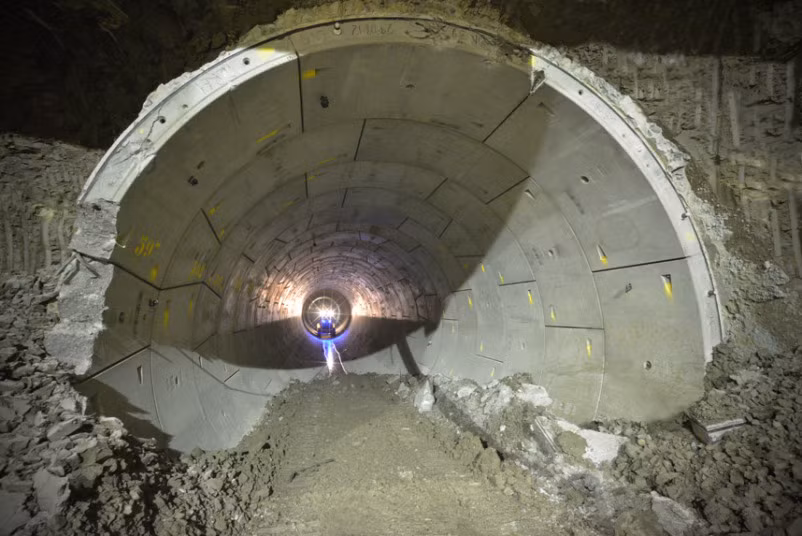 Một đoạn đường hầm tại quân Paddington đang được hoàn thành. Nhà ga Crossrail sẽ được xây dựng tại quân này và khi hoàn thành nó sẽ có chiều dài 250m, rộng 30m và có khả năng vận chuyển 70.000 hành khách/ngày.