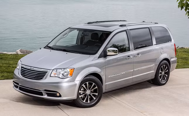 Cả Chrysler Town &amp; Country và Dodge Grand Caravan được xếp loại ít tin cậy nhất trong dòng xe minivan. Cho dù hệ thống cảm ứng UConnect trên mẫu Town &amp; Country đã được cải tiến nhiều nhưng vẫn có nhiều lỗi. Chrysler hứa hẹn phiên bản mới của mẫu minivan sẽ được cải tiến nhiều.