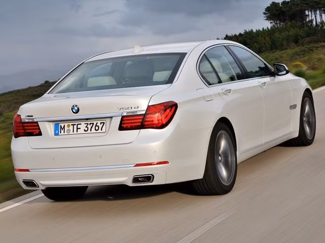 BMW 7 Series: Mặc dù được thiết kế tiện nghi và sử dụng nhiều công nghệ mới nhưng hệ thống lái của BMW 7 Series thiếu độ linh hoạt và trục dài. Nhưng đây cũng là một trong những mẫu xe thích hợp với người hạn chế về chiều cao.