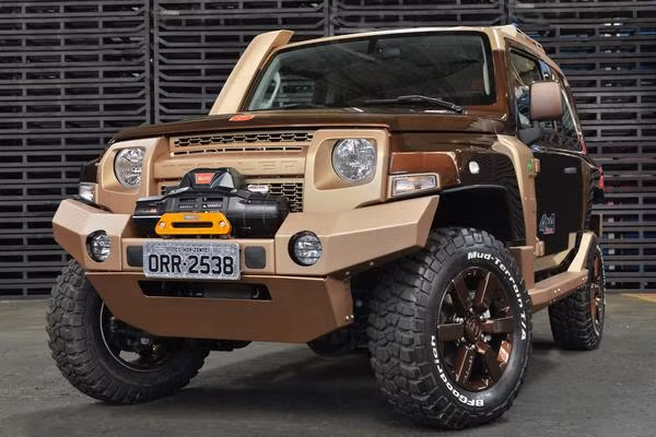 Bề ngoài chiếc xe địa hình này trông rất hầm hố và cực bắt mắt. Mẫu off-road mới của Ford được trang bị ống thở, cuộn tời và thiết bị hãm xung cải tiến.