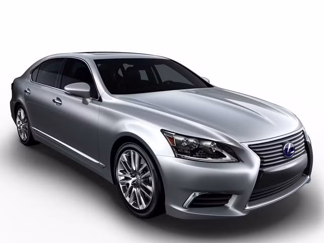 Lexus LS: Mẫu sedan hàng đầu của Lexus được thiết kế với phong cách sang trọng, động cơ êm ái và hệ thống lái thuận tiện. Xe cũng được trang bị hệ thống dẫn động 4 bánh và hệ thống đỗ xe tự động tiện lợi.