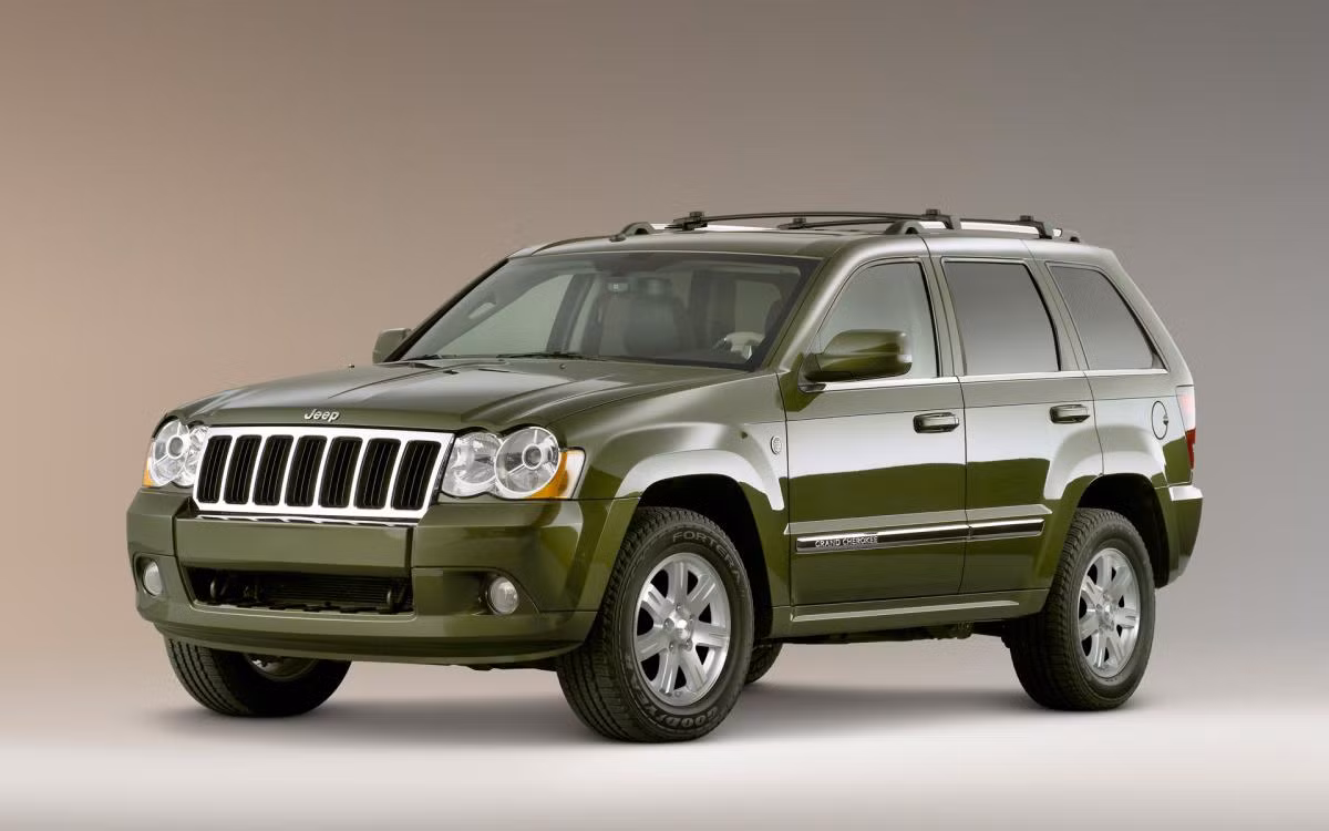 5. Jeep Grand Cherokee 2011 (Giá: 70.000 USD): Động cơ V8 dung tích 5,7 lít giúp mẫu xe này có thể tăng tốc từ 0 tới 100 km/h trong vòng 7,1 giây. Xe giành được 30 giải thưởng khác nhau về các tính năng off-road, sang trọng, giá trị và an toàn.