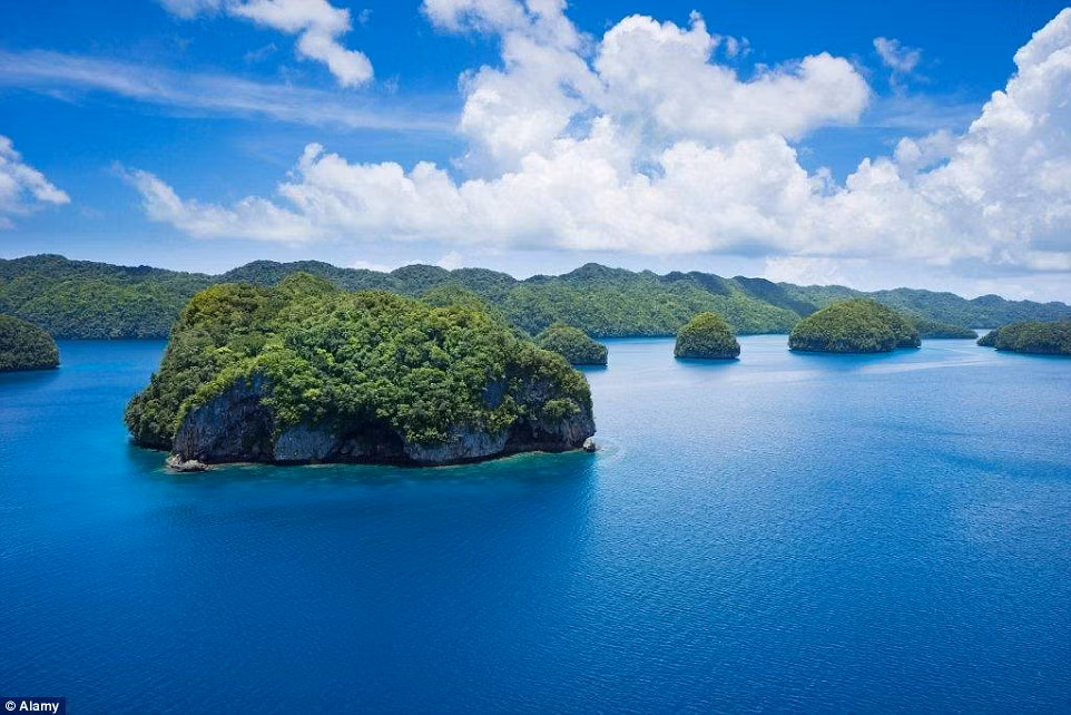 10. (Palau – 105.000 lượt khách): Nằm ở khu vực Tây Thái Bình Dương, quốc đảo này từng thu hút rất đông khách du lịch. Nhưng từ khi hãng hàng không easyJet hay Ryanair ngừng khai các đường bay trực tiếp từ châu Âu tới đây, lượng du khách tới Palau đã giảm rõ rệt. Hiện tại, để tới quốc đào này, du khách phải quá cảnh tại Seoul, Đài Bắc hay Guam.