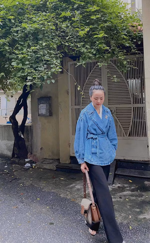 Ngoài việc ăn uống, tập luyện, công việc bận rộn ở nhà đài cũng giúp nữ BTV tiêu hao nhiều năng lượng, siết cân, giữ dáng hiệu quả.