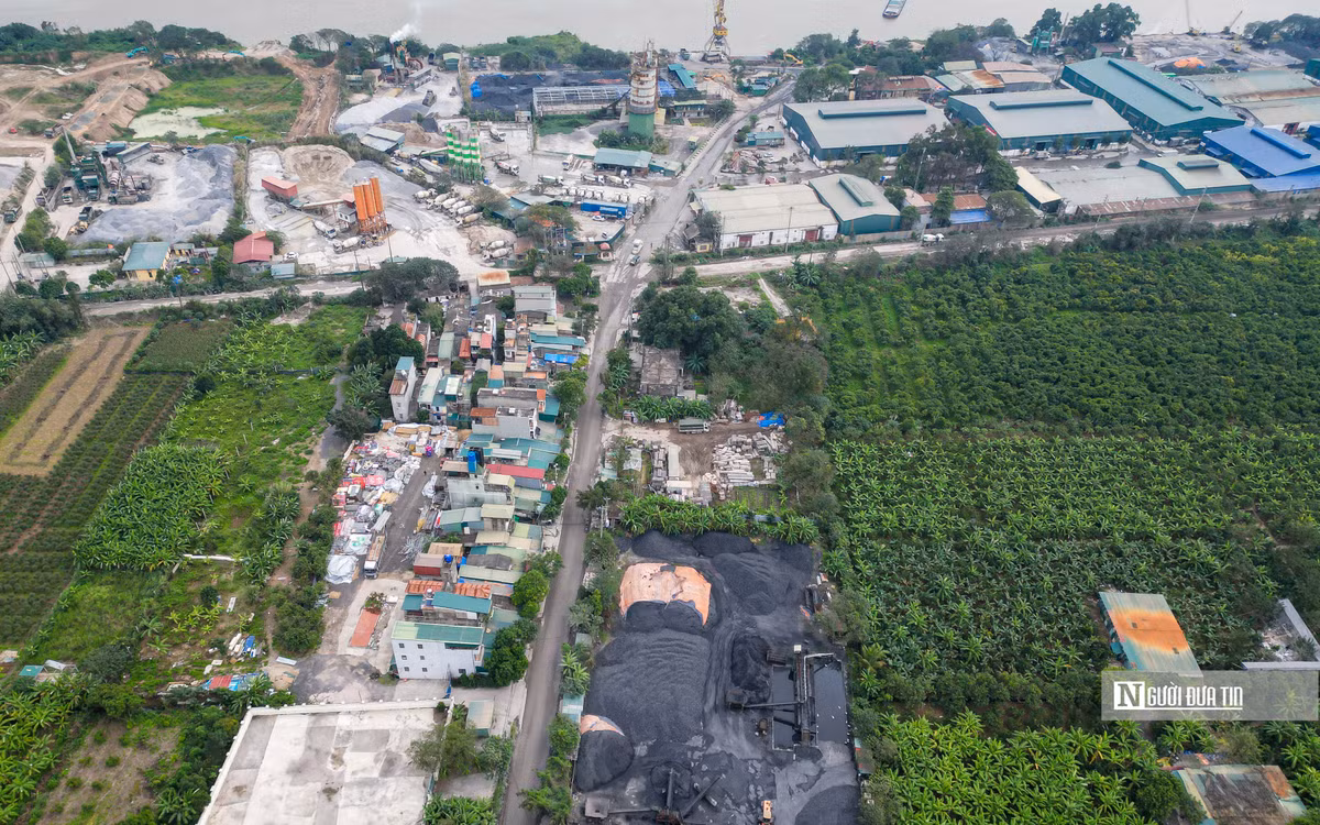 Phản ánh đến Người Đưa Tin, từ nhiều năm nay, tại khu vực ven sông Hồng thuộc địa bàn phường Trần Phú và phường Yên Sở (quận Hoàng Mai, Tp.Hà Nội) hàng loạt trạm trộn bê tông, hoạt động rầm rộ nhưng không hề được cơ quan có thẩm quyền cho phép, vi phạm pháp luật về đê điều và không tuân thủ quy định về bảo vệ môi trường.