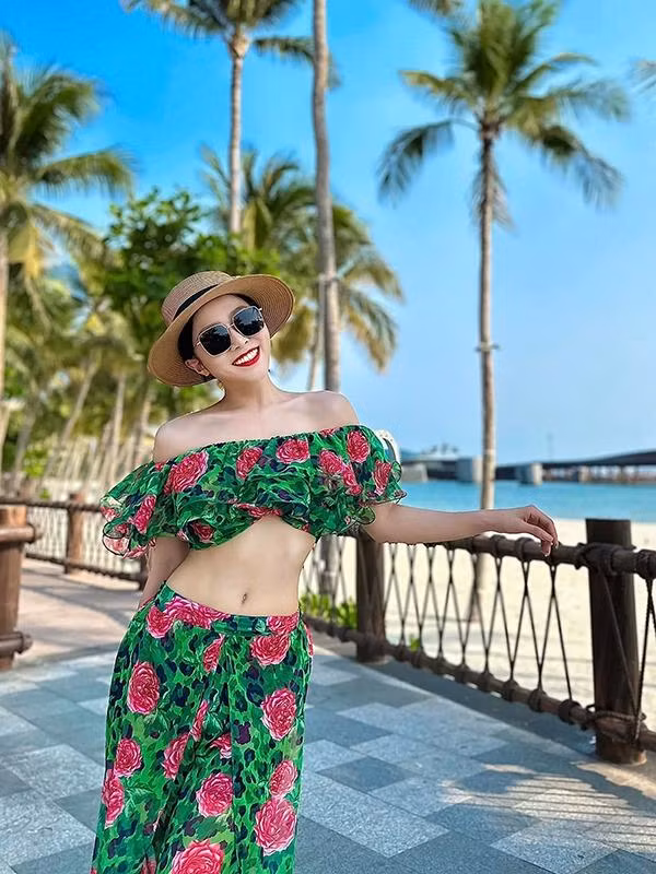 Dù vẫn là một gương mặt mới nhưng Phương Anh lại được khán giả yêu mến bởi nhan sắc nổi bật. Xuất phát là một kiện tướng dancesport nên Phương Anh sở hữu vóc dáng săn chắc. Điều này khiến cho cô tự tin diện bất cứ trang phục nào khi lên sóng.