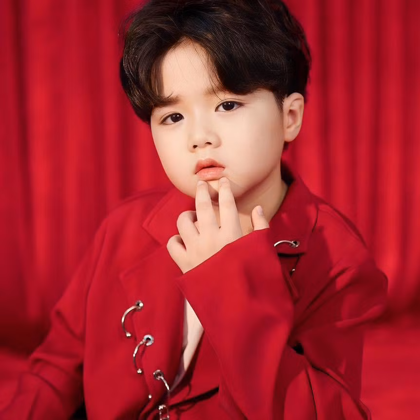Bố mẹ Gia Nghĩa không theo nghệ thuật nhưng tạo điều kiện cho con tham gia nhiều hoạt động xã hội để nâng cao sự tự tin. Bé làm mẫu ảnh, đóng quảng cáo từ khi còn nhỏ.