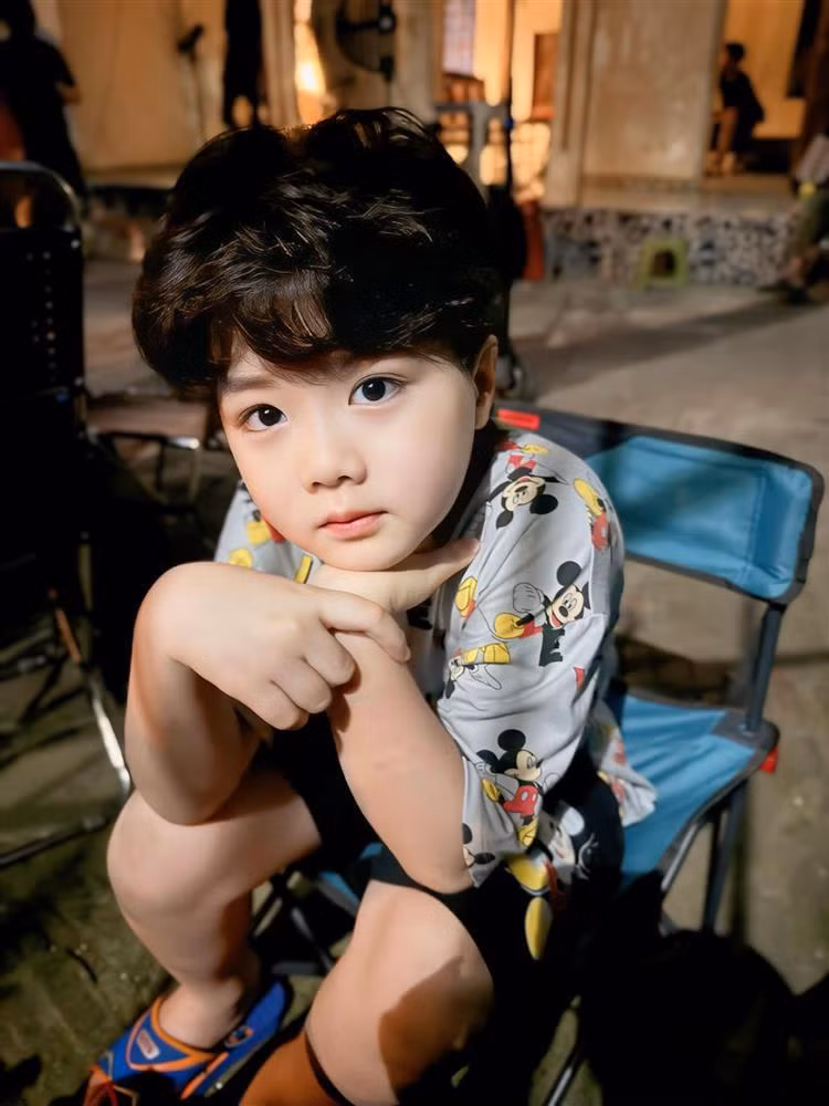 Khi tham gia phim "Gia đình mình vui bất thình lình", Gia Nghĩa được thầy, cô ở trường tạo điều kiện sắp xếp lịch quay đan xen lịch học. Cậu bé được khen tự nhiên, biết tương tác với mọi người trong đoàn phim.