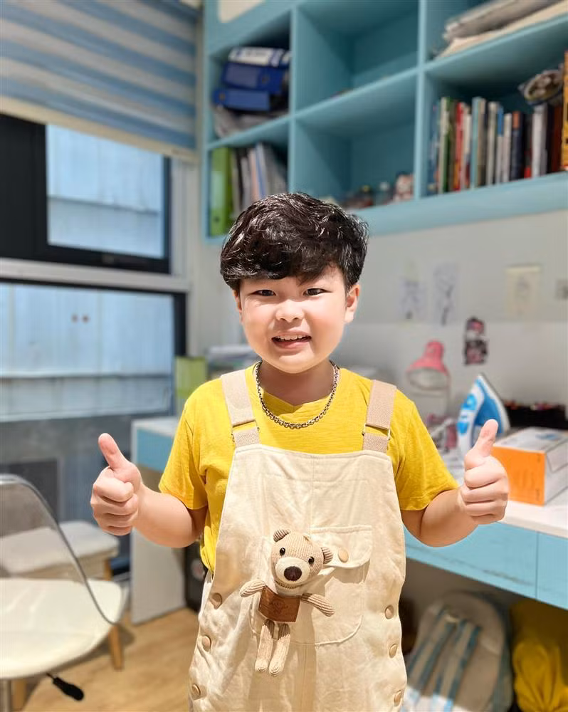 Tuấn Phong, học sinh lớp 3 tại Hà Nội, gây ấn tượng với khán giả yêu phim truyền hình khi vào vai So trong "Thương ngày nắng về" và vai Voi trong "Đừng làm mẹ cáu".