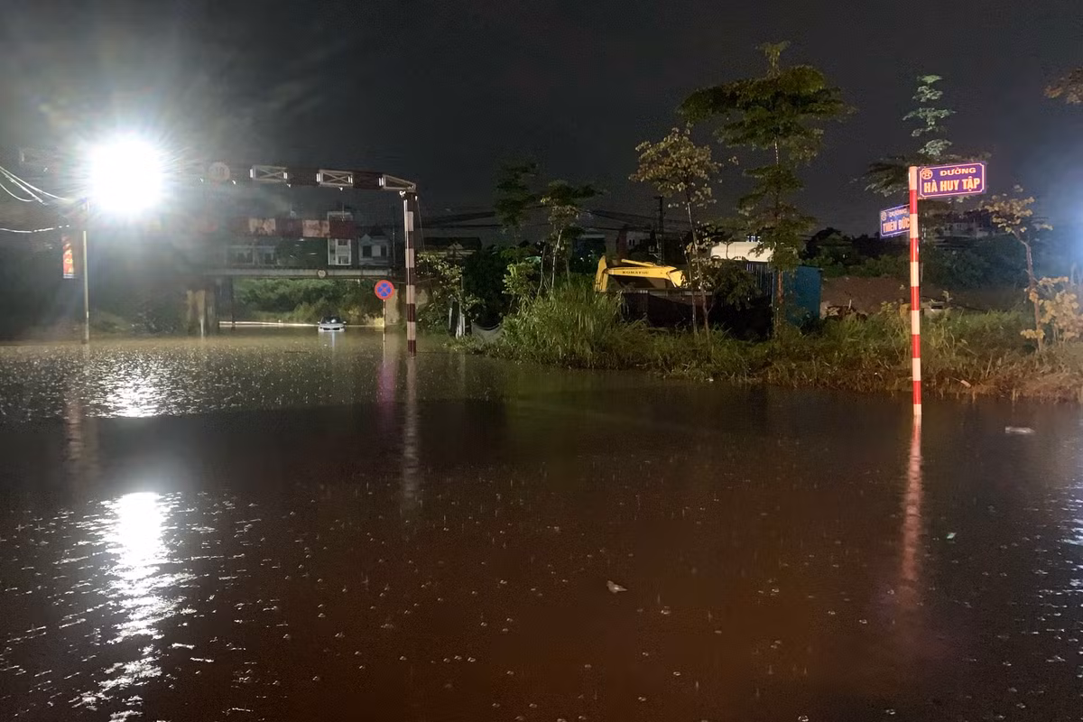 Một điểm ngập sâu, thoát nước chậm sau cơn mưa tối 8/6 nằm ở ngã ba phố Thiên Đức- Hà Huy Tập