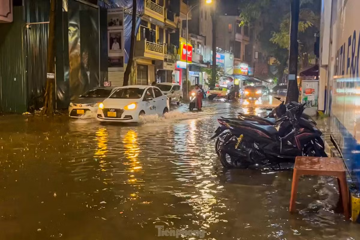 Phố Hàng Bún (quận Ba Đình) "thành sông" sau cơn mưa như trút nước.
