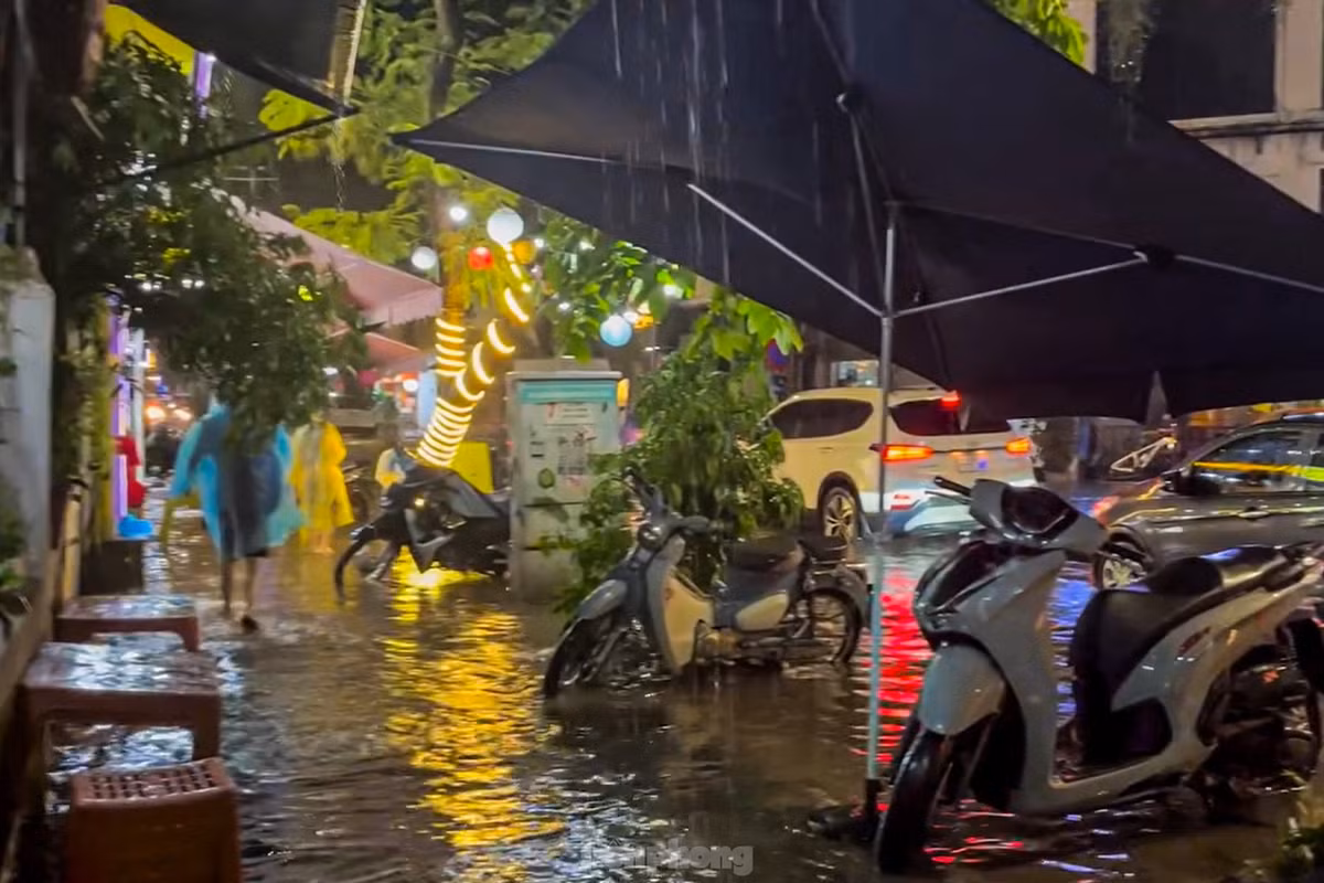 Tình trạng mưa lớn, ngập úng ảnh hưởng đến sinh hoạt, hoạt động buôn bán của người dân.