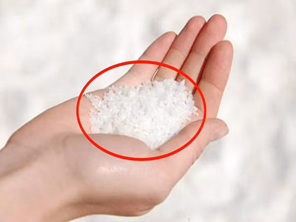 Nếu là nữ giới, bạn hãy nắm muối vào tay phải, nam giới thì nắm muối vào tay trái. Lưu ý: Bạn nhất định phải ném muối qua vai trái, nếu nhầm sang vai phải thì vận đã đen lại càng đen hơn.