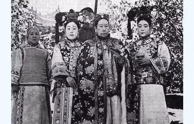  Điều này giúp thế hệ sau có thể nhìn thấy 1 Từ Hi qua hình ảnh chứ không phải qua những bức chân dung được vẽ lại.
