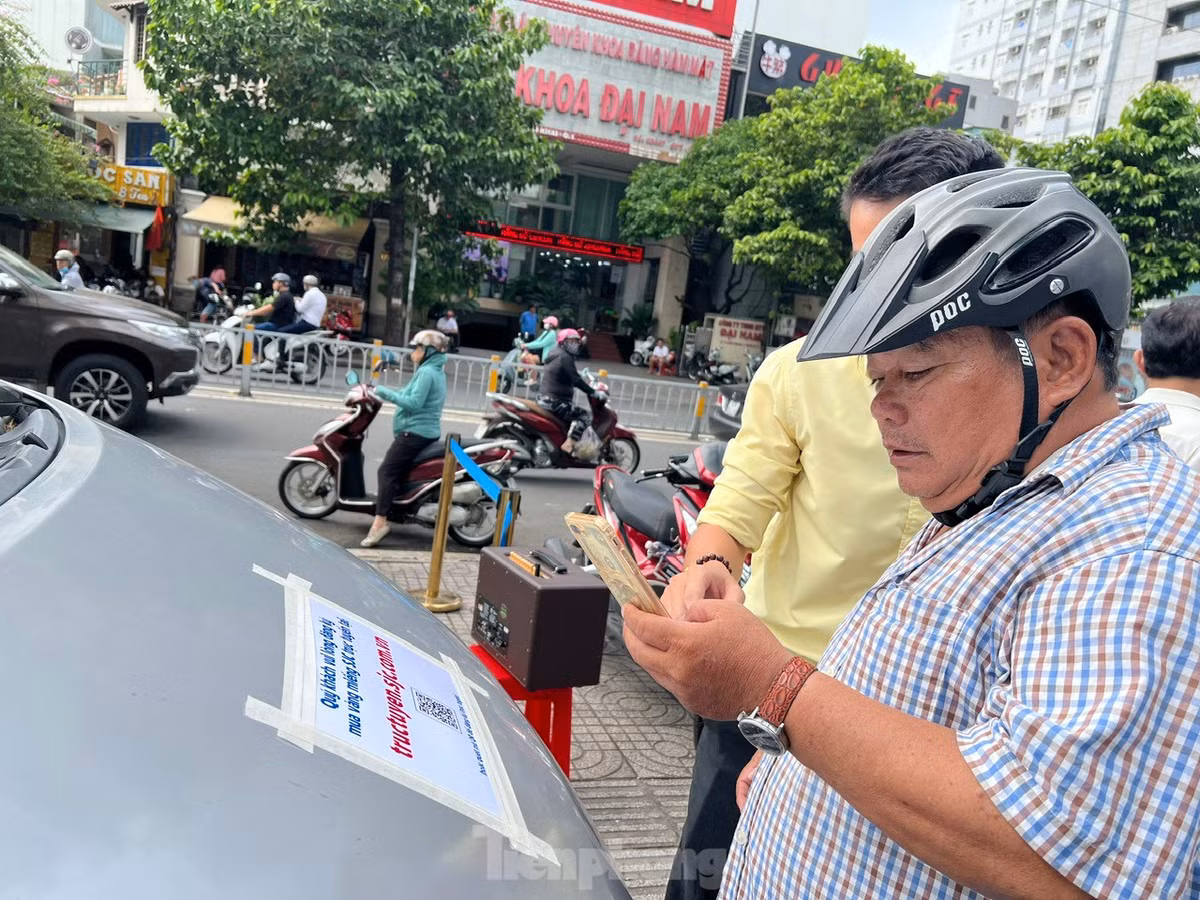 Ngày 20/6, Công ty TNHH MTV Vàng bạc đá quý Sài Gòn - SJC (Nguyễn Thị Minh Khai, quận 3, TPHCM) bắt đầu mở bán vàng SJC online cho khách hàng cá nhân có nhu cầu. Khách hàng truy cập để đăng ký mua vàng miếng SJC mà không mất thời gian xếp hàng chờ lấy số.