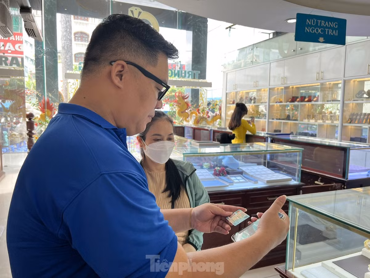 Sau khi đăng ký mua vàng miếng SJC trực tuyến, khách sẽ chụp lại màn hình thông tin đặt lịch, và đến địa điểm giao dịch theo địa chỉ và thời gian đã xác nhận lịch hẹn để thực hiện giao dịch. Khi đến thanh toán và nhận vàng, khách hàng cung cấp mã QR, CCCD để nhân viên kiểm tra.