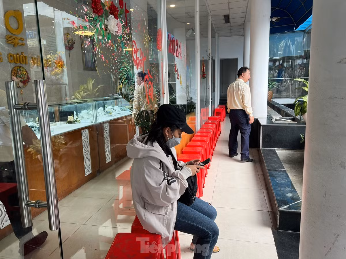 Một khách hàng đang đăng ký vào website của Công ty SJC để mua vàng online, khu vực chờ vắng hoe người.