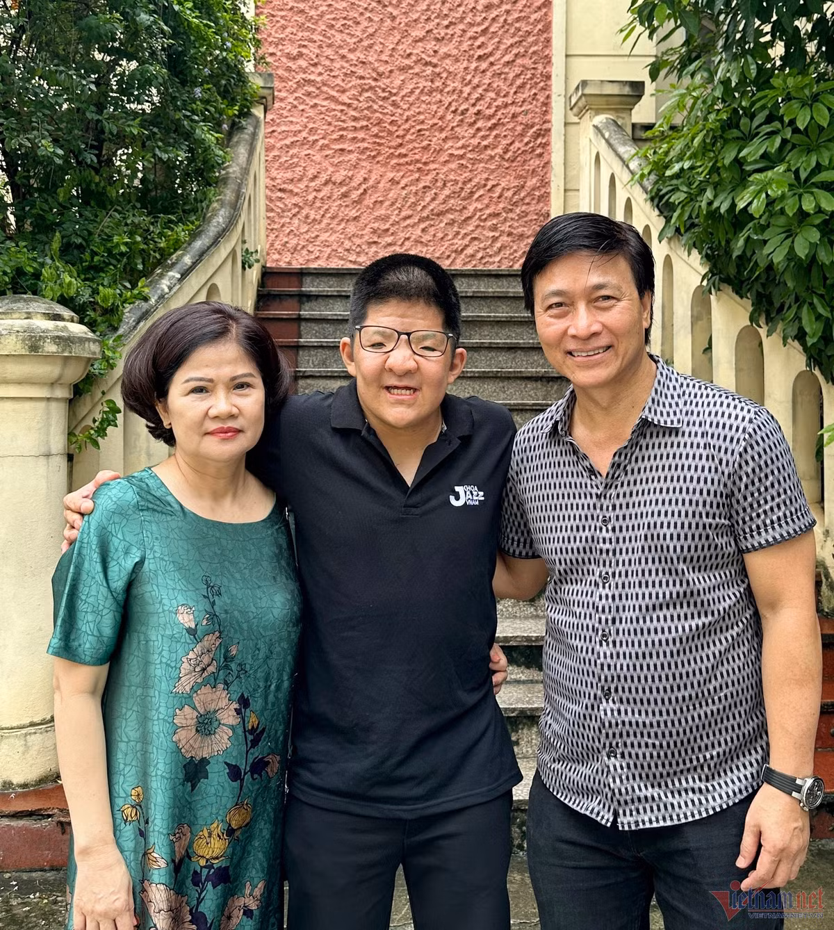 Lan hiem hoi vo Quoc Tuan xuat hien cung chong va con trai Bom-Hinh-2