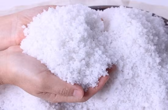 Ông bà còn có câu rằng 'đầu năm mua muối', theo tín ngưỡng dân gian việc mua muối là để cầu mong cả năm gia đình được bảo vệ khỏi những tai vạ, các thành viên hòa thuận và thương yêu nhau, tình cảm vợ chồng mặn nồng.