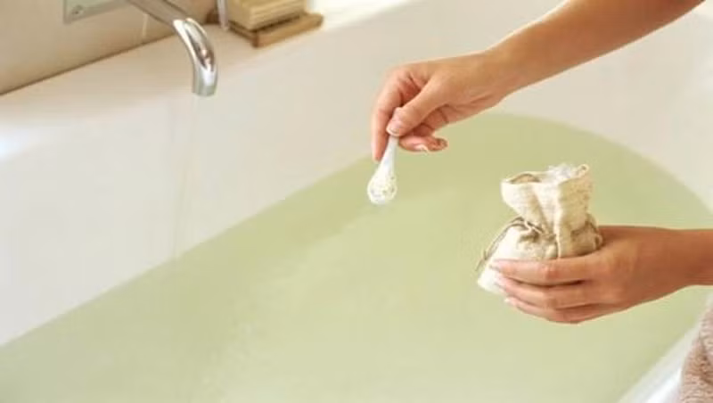 Tắm nước muối: Nếu là nam giới bạn hãy dùng 7 muỗng muối, nữ giới dùng 7 muỗng muối hòa vào nước, sau đó dùng nước này dội từ đầu xuống. Theo quan niệm dân gian, nước muối này sẽ cuốn trôi những điều xui rủi, mọi vận hạn đều được hóa giải. 
