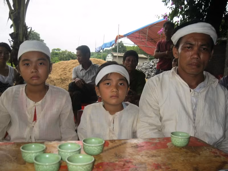 Anh Hạnh và 2 đứa con gái nhỏ trước nỗi đau mất vợ, mất mẹ.