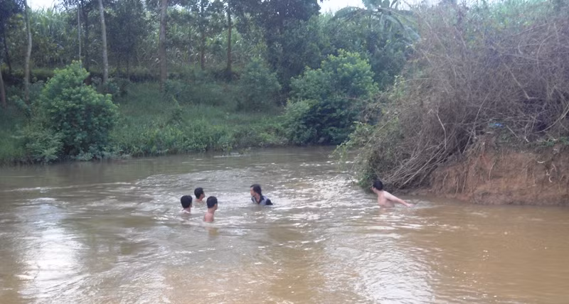 Người dân đang cố gắng tìm kiếm thi thể của Giang.