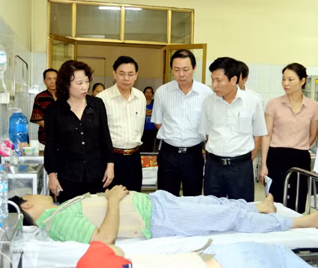 Bà Vũ Thị Thu Thủy thăm các nạn nhân trong vụ hỏa hoạn.