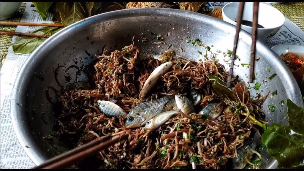 2. Gỏi cá nhảy: Để làm món ăn này, đồng bào dân tộc thiểu số trên vùng núi Tây Bắc cần đánh bắt ở các con suối xa khu dân cư. Tiếp theo, họ sẽ giữ cá còn sống thả vào chậu nước sạch. Đồng thời, chuẩn bị gia vị và rau xanh cho món ăn kèm.