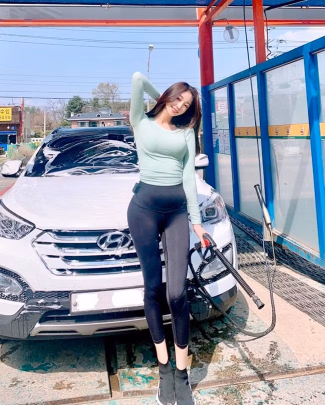 Ngoài ra, các cô gái cũng khá ưa chuộng kiểu quần legging như thế này.