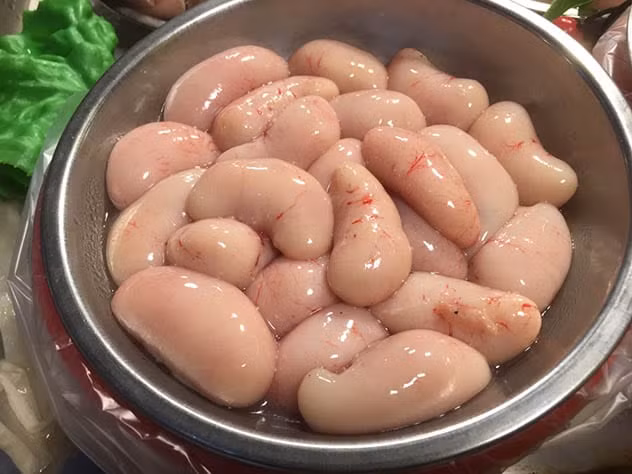 Tinh hoàn gà: Tinh hoàn gà có tác dụng tăng cường sinh lý nam giới và giúp làm đẹp da. Chúng được nấu chín vừa phải để giữ được độ mềm và ngon