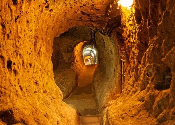 Cappadocia nói chung và thành phố Derinkuyu nói riêng là những di tích ngầm vô cùng đặc biệt khi còn tồn tại gần như nguyên vẹn. Thành phố ngầm đầy bí ẩn này có đóng góp không nhỏ vào sự đặc sắc của du lịch Thổ Nhĩ Kỳ - một miền đất còn đọng lại vô vàn những dấu ấn văn hóa, lịch sử cổ xưa.