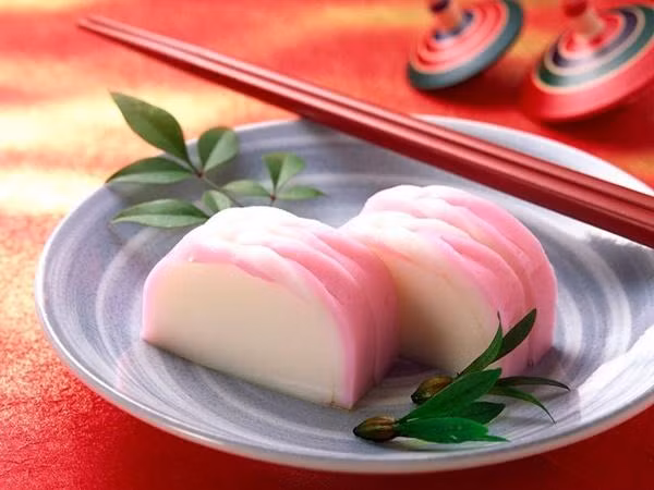 Kohaku Kamaboko (chả cá): Kohaku kamaboko là loại chả cá có hai màu đỏ và trắng xen kẽ, đây là những màu mang ý nghĩa tốt lành trong văn hóa Nhật Bản. Món ăn này tượng trưng cho mặt trời mọc đầu tiên của năm mới. Nếu như màu trắng tượng trưng cho sự khởi đầu mới thì màu đỏ lại tượng trưng cho sự may mắn. Thông thường, Kohaku kamaboko chỉ được cắt theo những cách đơn giản, tuy nhiên trong hộp cơm Osechi mừng năm mới thì chúng được tạo thành các hình dáng phức tạp hơn như hình 12 con giáp hoặc hình bán nguyệt, xoáy bện, …
