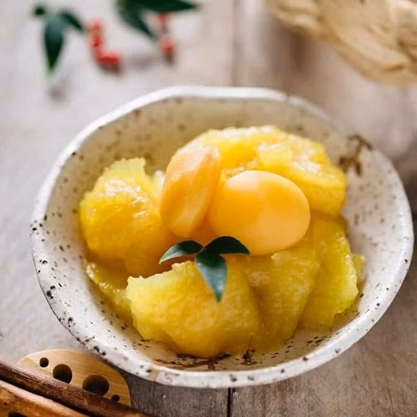 Kurikinton (hạt dẻ ngào đường): Theo quan niệm của người Nhật, nếu năm mới muốn đạt được sự giàu có, sung túc thì cần phải ăn món Kurikinton. Món này được làm bằng cách ngào hạt dẻ với đường, có thể ăn riêng mình Kurikinton hoặc ăn chung với khoai lang nghiền. Màu vàng và hình dạng của hạt dẻ trông rất giống với đồng koban – một loại đồng xu từng được sử dụng ở Nhật. Vậy nên món ăn này đại diện cho sự giàu có và thịnh vượng về tài chính.