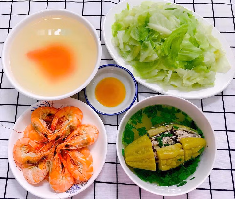 Người nội trợ có thể lưu lại gợi ý với khổ qua nhồi thịt, tôm hấp và bắp cải luộc. Bữa ăn với các nguyên liệu dễ mua, giá thành rẻ và thời gian chế biến nhanh chóng được xem là lựa chọn hợp lý cho những ngày "lười". Thực đơn nhiều rau xanh này còn rất thích hợp cho những ngày Sài Gòn oi bức.