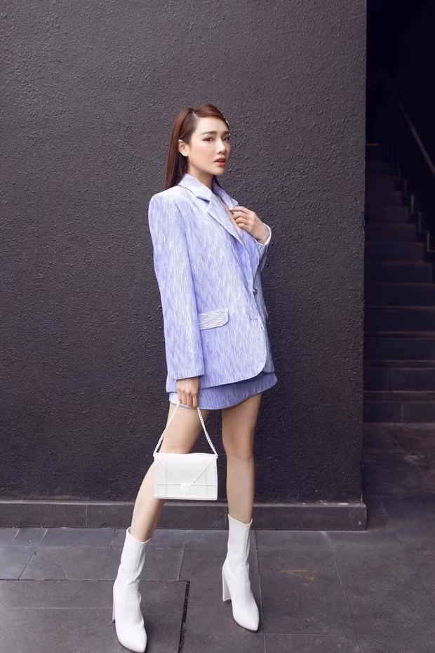 Ngoài tình bạn gắn bó nhiều năm, điều khiến fan cảm thấy thú vị ở Nhã Phương và Thúy Ngân ở gu thời trang cực giống nhau của cả 2. Không ít lần 2 nữ diễn viên đụng hàng nhưng tiếc là bà xã Trường Giang bị cô em "chặt đẹp". Ảnh: Set đồ này từng được Nhã Phương mặc tới dự một buổi công chiếu phim cách đây không lâu nhưng chỉ đẹp khi đã được photoshop kỹ càng.
