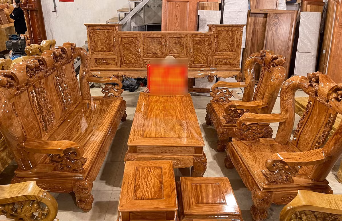 Soi giá những bộ bàn ghế khiến “thượng đế” vung tiền không tiếc tay - Hình 3 Soi gia nhung bo ban ghe khien “thuong de” vung tien khong tiec tay-Hinh-3