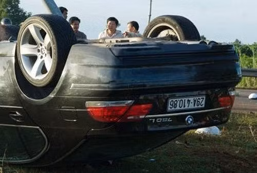 Chiếc xe BMW có giá hơn 4 tỷ đồng lật ngửa sau khi gây TNGT thảm khốc làm 7 người thương vong. Ảnh Khả Trân