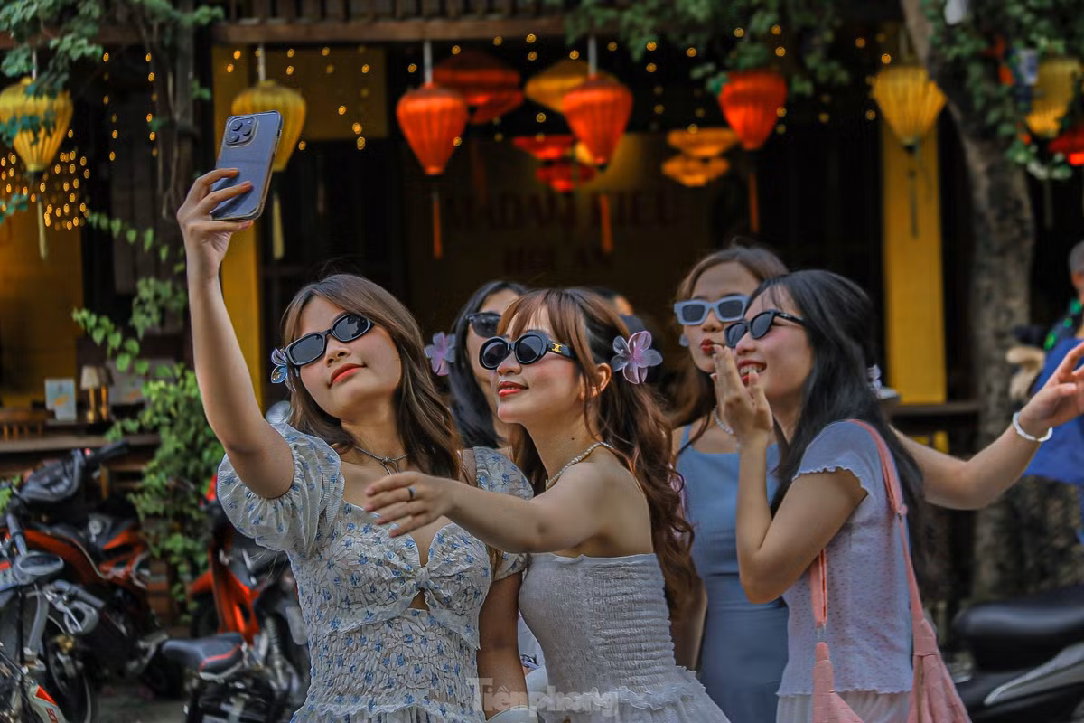 Các bạn trẻ tranh thủ lưu lại những kỉ niệm đẹp khi đến Hội An.