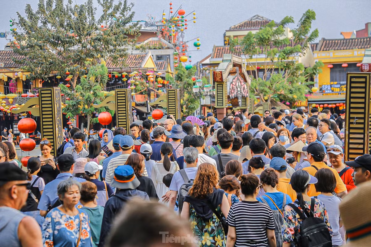 Phố cổ Hội An từ lâu đã trở thành điểm đến quen thuộc của giới trẻ cũng như khách du lịch trên cả nước. Ngày lễ giỗ Tổ Hùng Vương năm nay chỉ nghỉ 1 ngày nên nhiều người đã lựa chọn Hội An là nơi vui chơi, tham quan du lịch.