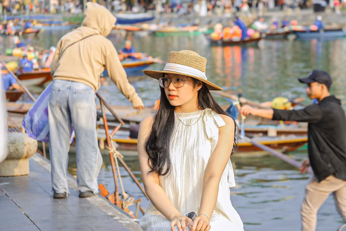 Các bạn trẻ xúng xính check-in trong buổi chiều mát tại Hội An.