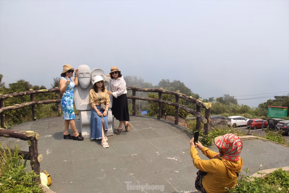 Du khach keo nhau len dinh Ban Co ngam Da Nang-Hinh-9