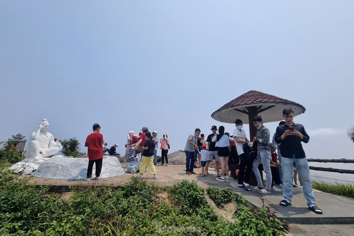 Du khach keo nhau len dinh Ban Co ngam Da Nang-Hinh-7